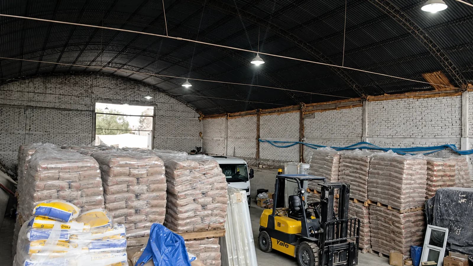 Depósito de materiales con inventario y autoelevador
